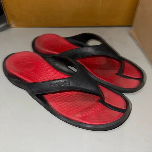 Men’s Crocs Brand Casual Red and Black Rubber Summer Flip Flops Sandals Size: 10 - Picture 2 of 16